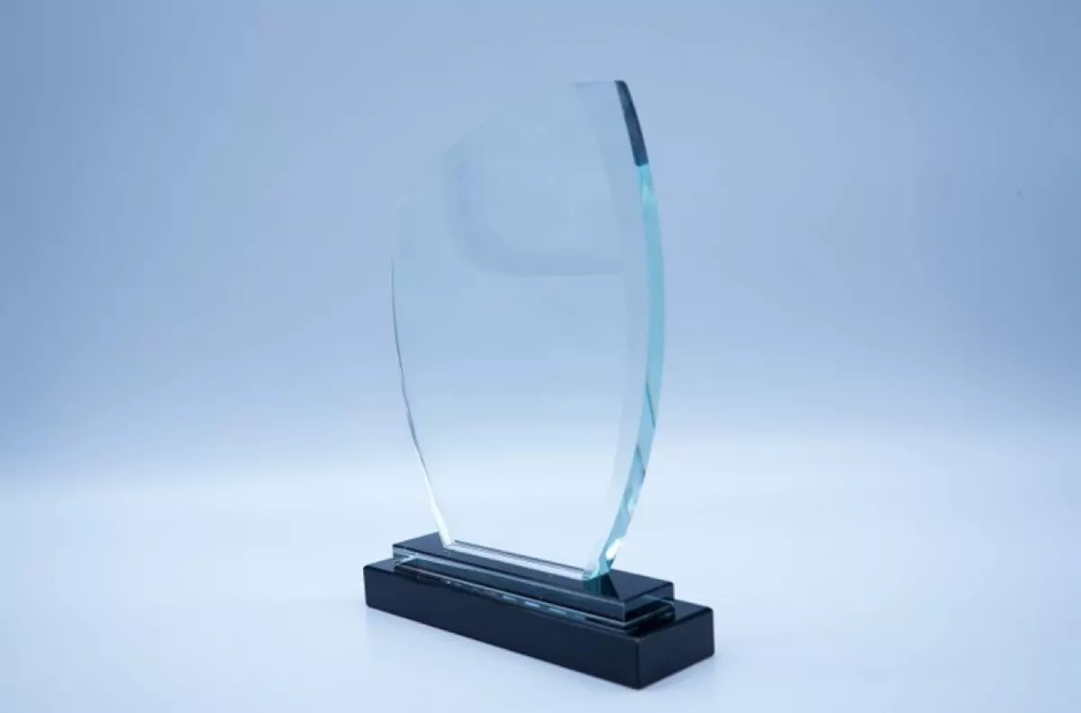 Trophée Cristal Arc sur socle noir à Casablanca